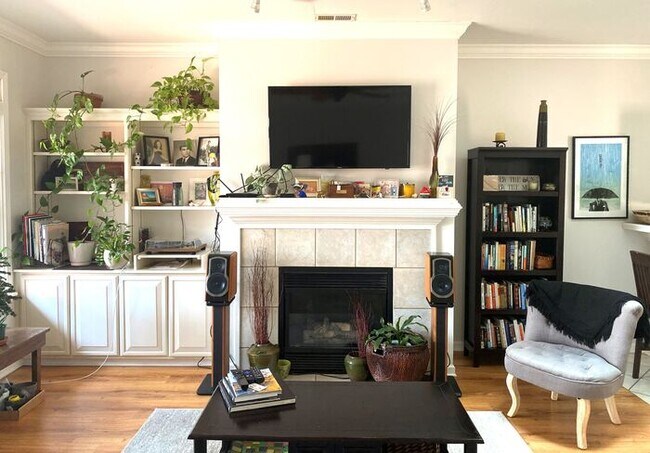 Building Photo - Merestone 1 level brick patio home. 2 Car garage, walk to The Point Shopping, restaurants and mov...