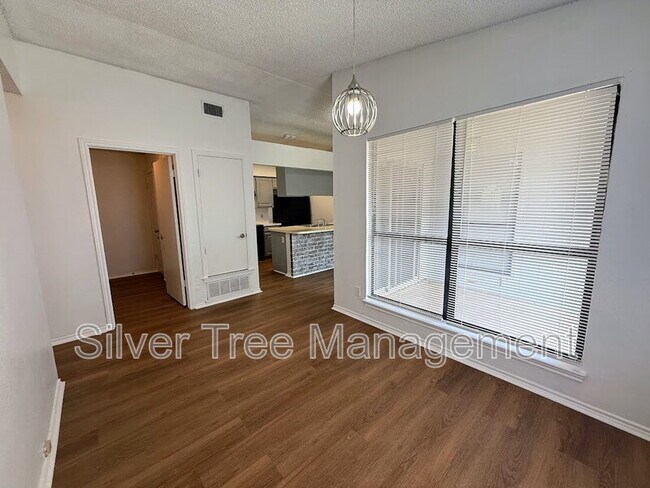 Building Photo - 6845 S Creek Dr
