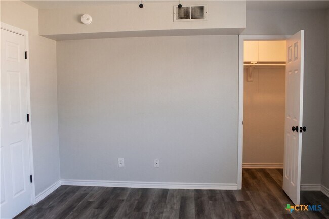 Building Photo - 2102 Hunt Dr