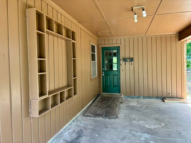 Building Photo - 1308 Parkview Dr
