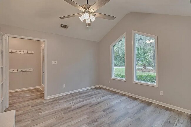 Building Photo - $500 co-op feet to any agent who brings a qualified/approved applicant to rent this home. Beautif...