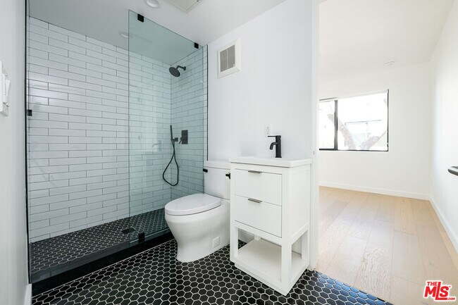 Building Photo - 1325 Cabrillo Ave