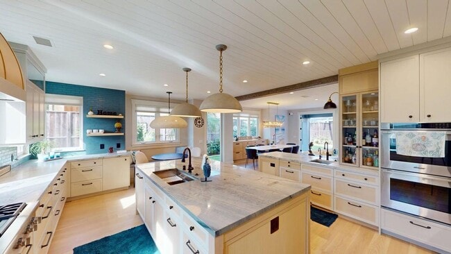 Building Photo - Beautifully Designed Country Club Home Offered July and August 2026