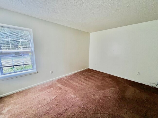 Building Photo - Bright First-Floor 2BR Condo—Pool & Amenities