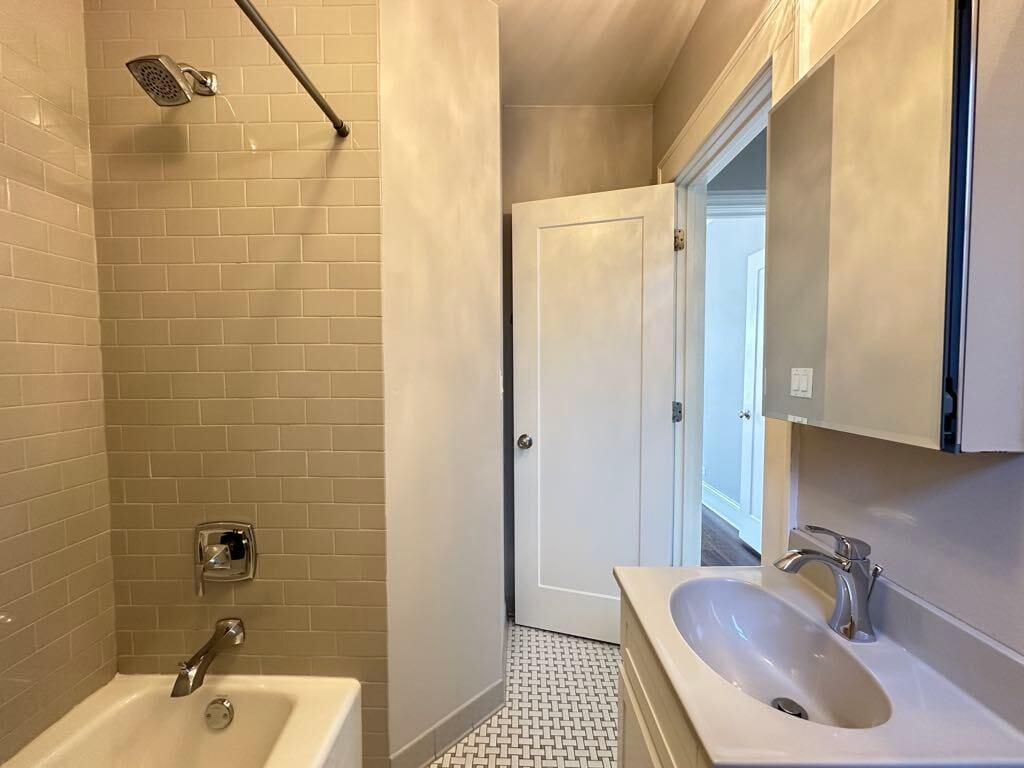 Building Photo - 817 W Lakeside Pl