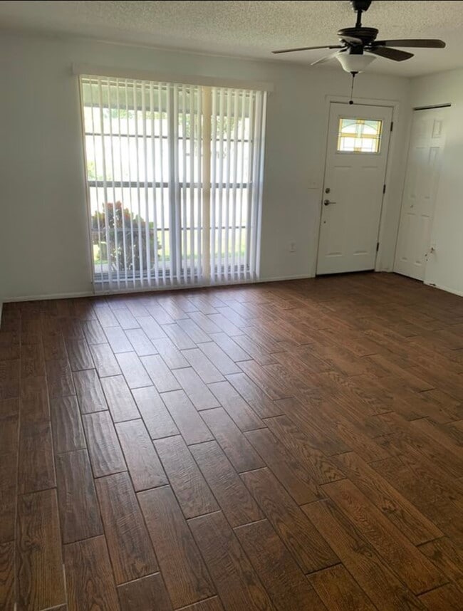 Building Photo - 7926 Avenal Loop