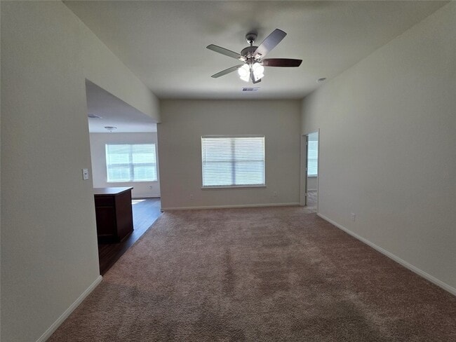 Building Photo - 723 Crystal Lakes Dr