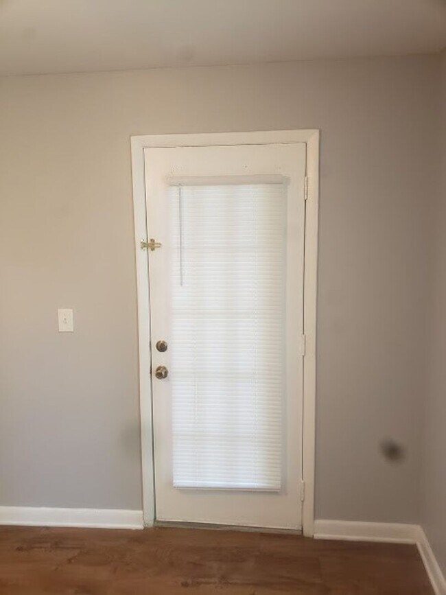 Building Photo - COMING SOON! 1 BED 1 BATH IN THE HEART OF SUNRISE