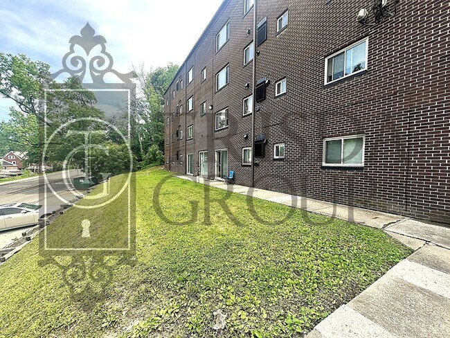 Building Photo - Move In Ready! North Hills School District, Parking, Updated 2 BR, Quartz Countertops, AC, Laundr...