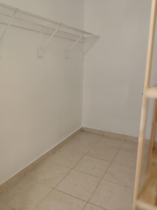 Building Photo - 407 Executive Center Dr