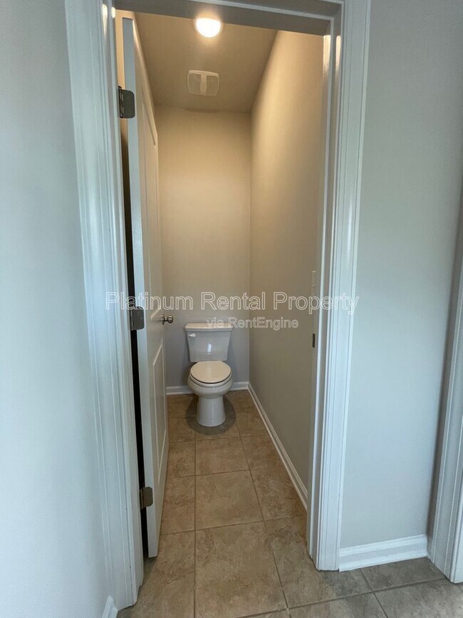 Building Photo - 1825 Dahlia Dr