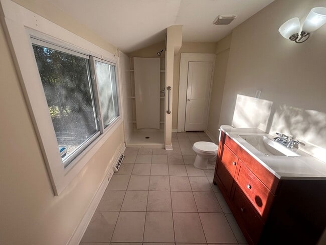 Building Photo - 1506 Charlton St