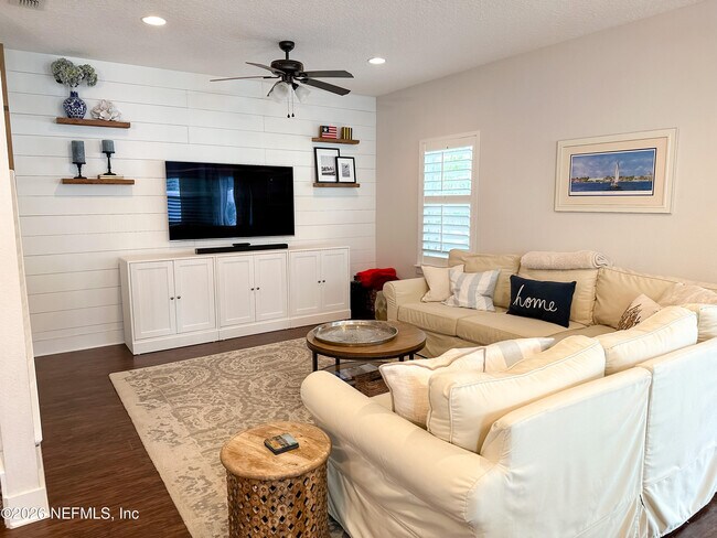 Building Photo - 1117 17th St N