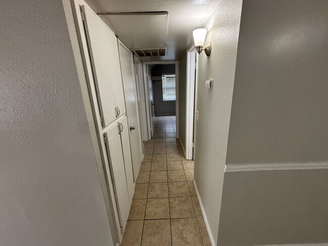 Building Photo - 2 Bedroom, 1.5 Bathroom 1st Floor Condo wi...