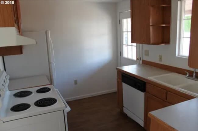 Building Photo - 822 NE Ford St