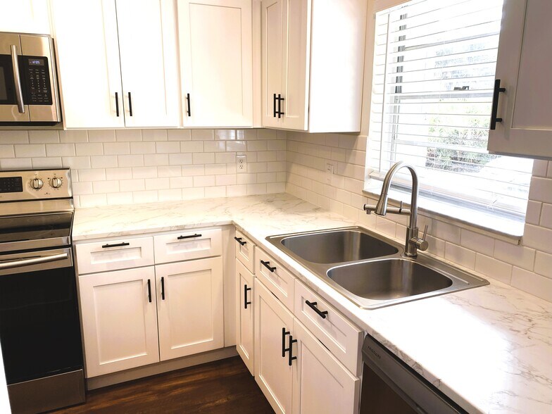 Building Photo - 9345 Green Meadows Way