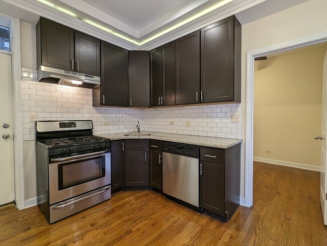 Building Photo - 850 W Cornelia Ave