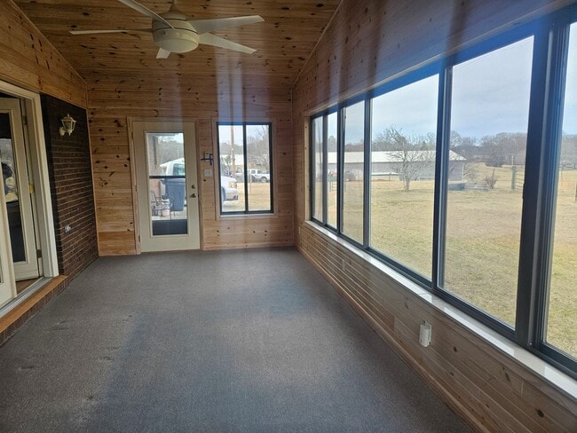 Building Photo - Maryville 37803 - 5 bedroom, 3 bath home - Contact Karen Robertson (865) 454-7626