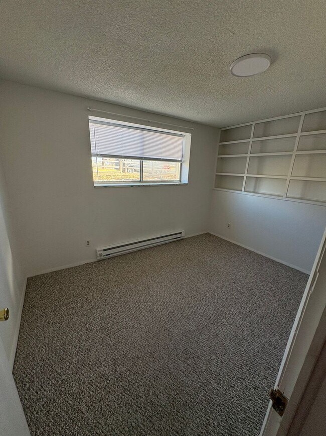 Building Photo - 4 bedroom 2 bath home prime location