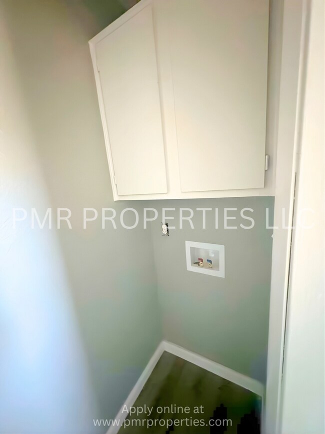 Building Photo - 3 Bedrooms / 2 Bathrooms House