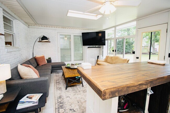 Building Photo - Stunning 3 Bedroom, 2 Bathroom in West Col...