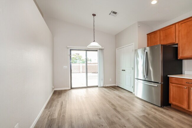 Building Photo - 2547 W Lynne Ave