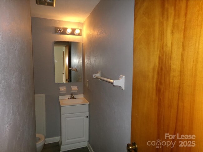 Building Photo - 1351 N 6th St