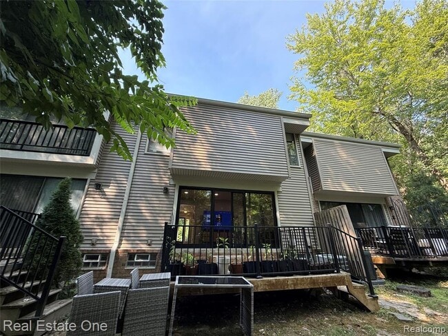 Building Photo - 1403 Oakbrook E Dr