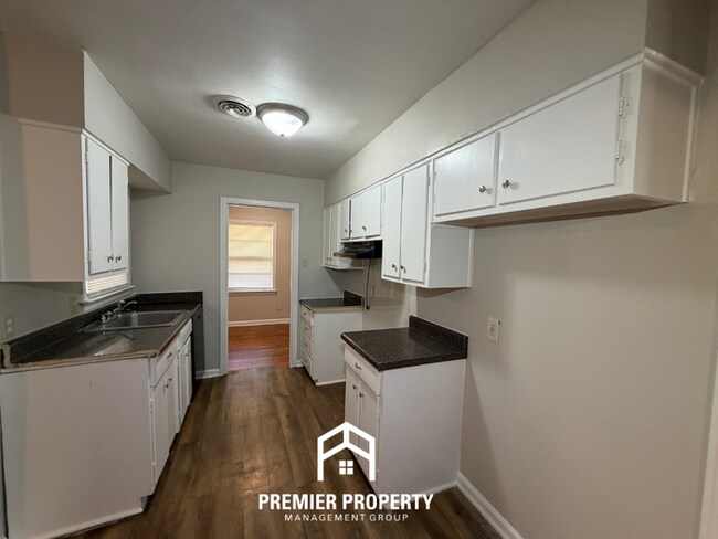 Building Photo - Charming 4BR Home in East Memphis w/ Hardwood Floors & Fenced Backyard