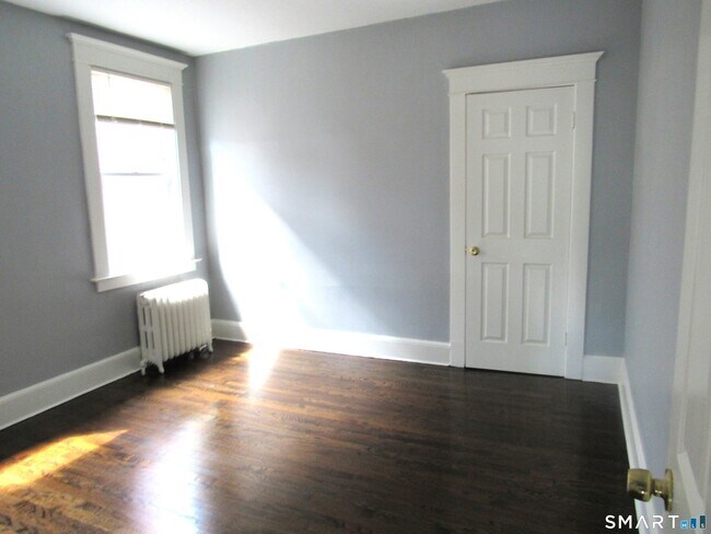 Building Photo - 116 Elm St
