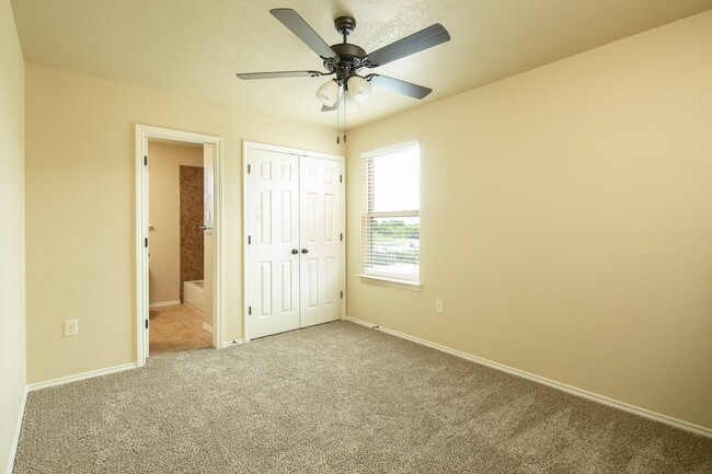 Building Photo - AVAILABLE NOW! GORGEOUS 3 BEDROOM DUPLEX LOCATED IN BUDA, TEXAS!