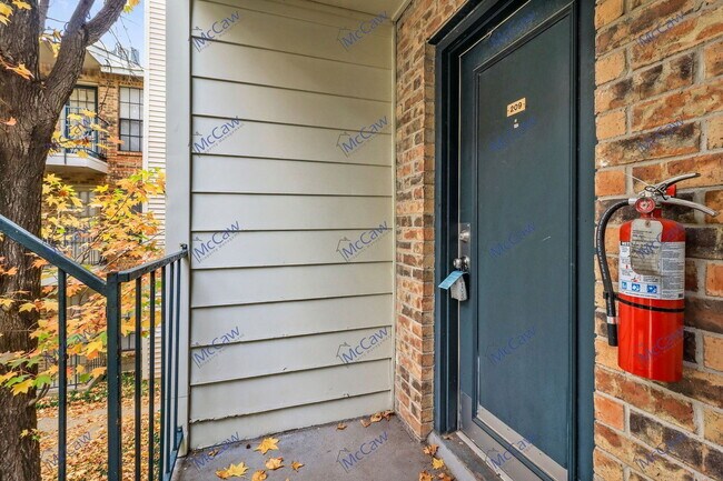 Building Photo - 9520 Royal Ln