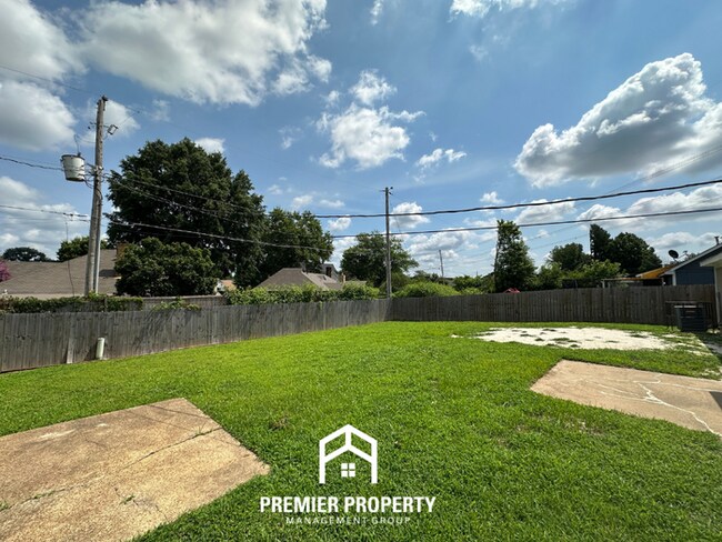 Building Photo - Charming 3BR/2BA Near Southwind | High Vaulted Ceilings, Hardwood Floors & Fireplace