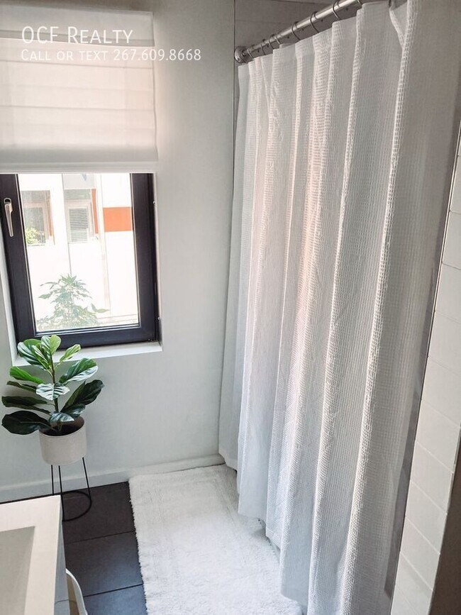 Building Photo - 152-58 W Laurel Street-208