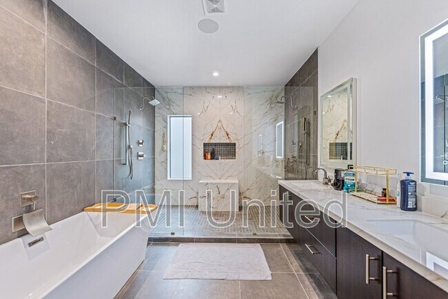 Building Photo - 425 W 9th St