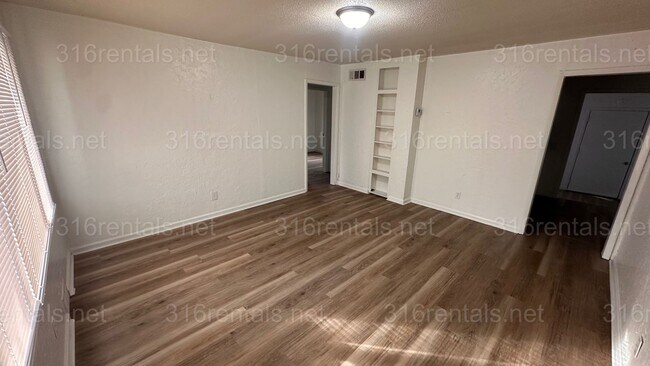 Building Photo - $1000 - 3 bed 1 bath - Single Family Home