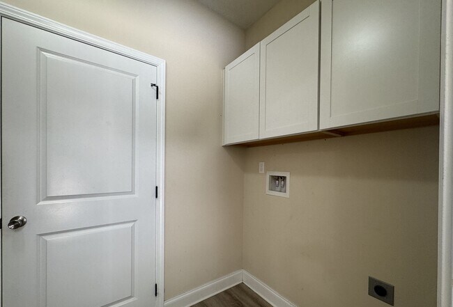 Building Photo - $500 OFF in NOVEMBER: Move-In Special!