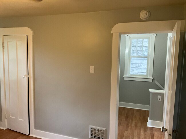 Building Photo - Charming, Character-Filled 2 Bedroom in Brentwood – Freshly Updated & Move-In Ready