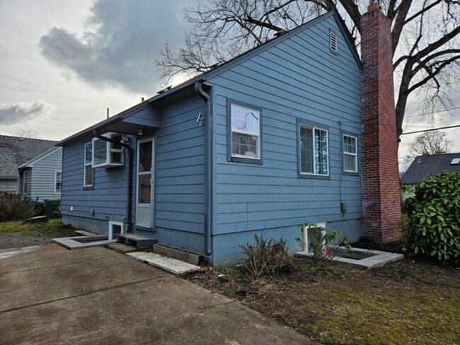 Building Photo - 4Bd/2Ba Two Story Home - For Viewing!