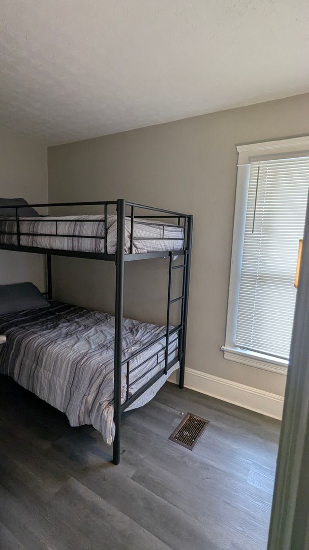 Building Photo - 10415-10415 Bernard Ave