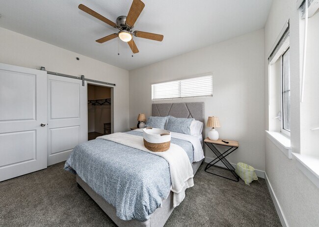Building Photo - 1 bed, 1 bath Top Floor near Garden of the Gods