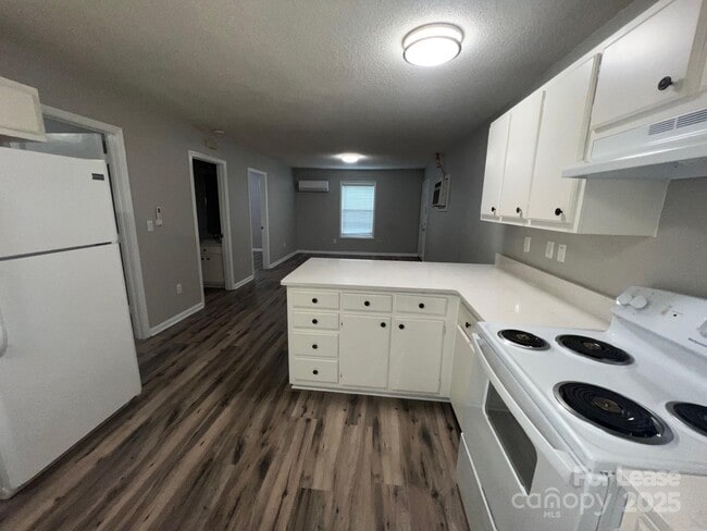 Building Photo - 374 Water St