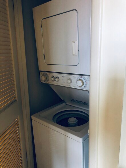 Wahser/dryer in unit - 1021 Arlington Blvd