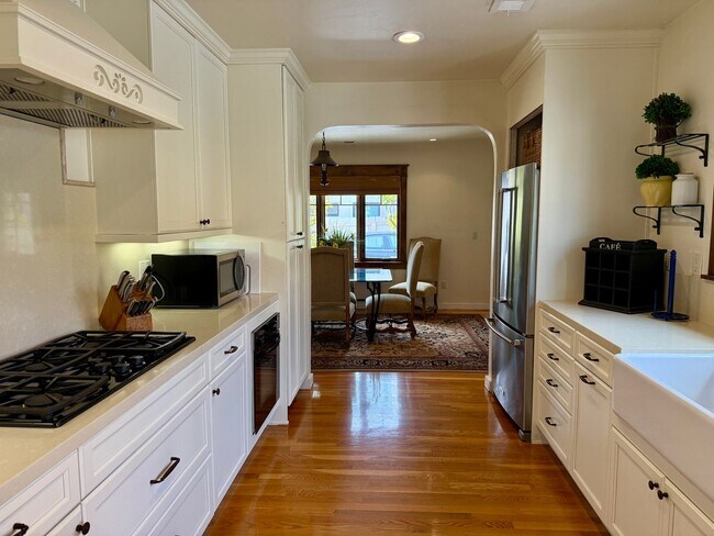 Building Photo - FLEXIBLE FULLY FURNISHED Point Loma Home! AC! All Utilities Included!