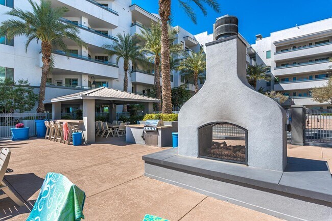 Building Photo - 945 E Playa Del Norte Dr