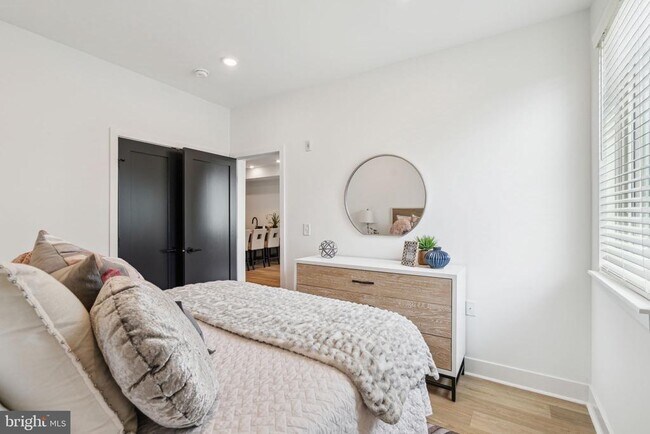 Building Photo - 1419 W Grange Ave