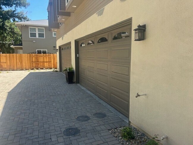 Building Photo - BRAND NEW! 3 bed 2.5 bath Right Next to UCD