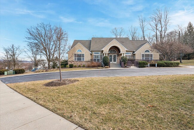 Building Photo - Avaible now, 3B/2.5B Townhome in Whiteland Woods!