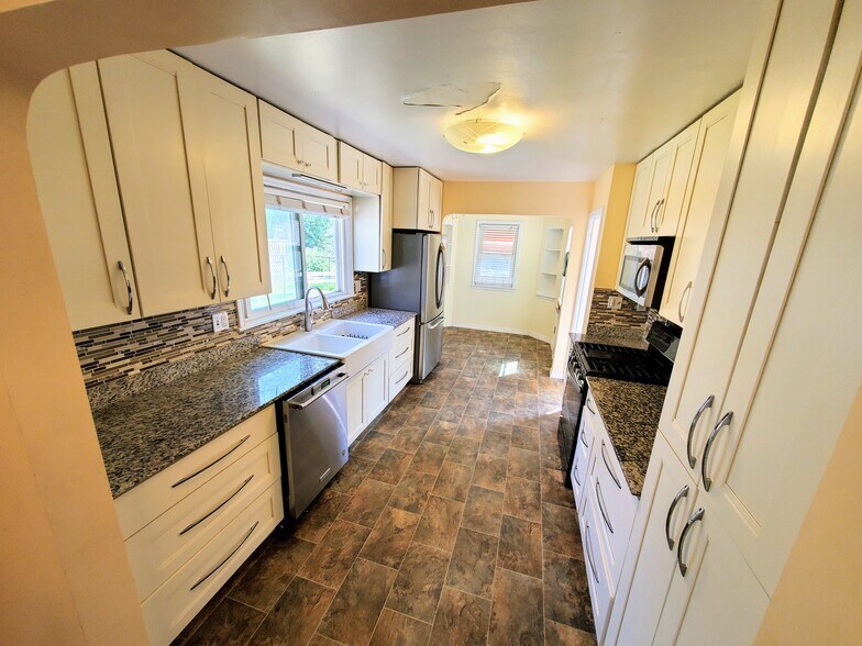 Updated kitchen with breakfast nook - 1588 Hillcrest Ave