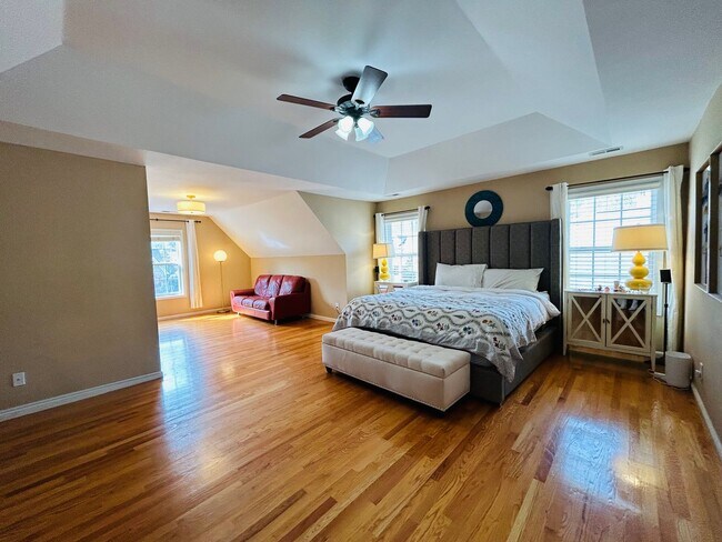 Building Photo - Incredible 4 bedroom/5 bath Tri-level home in Willoughby Park in NW Greensboro with finished base...